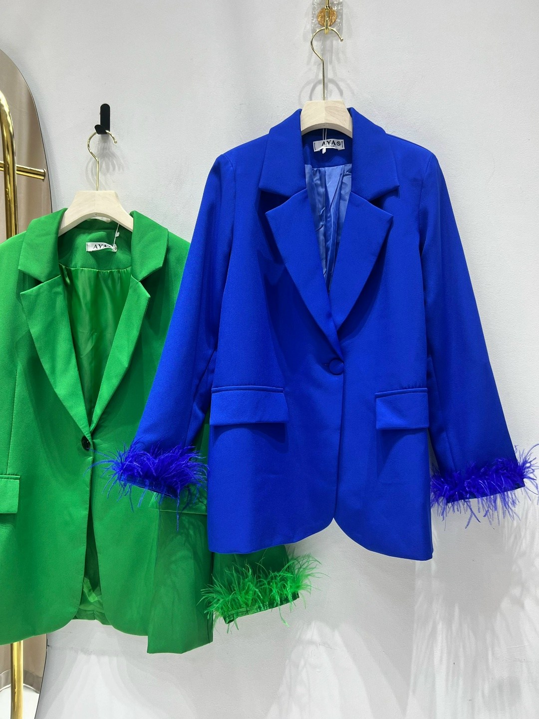 пиджак с перьями,зара блейзер зеленый,брючный костюм с перьями,зеленый пиджак,жакет с перьями