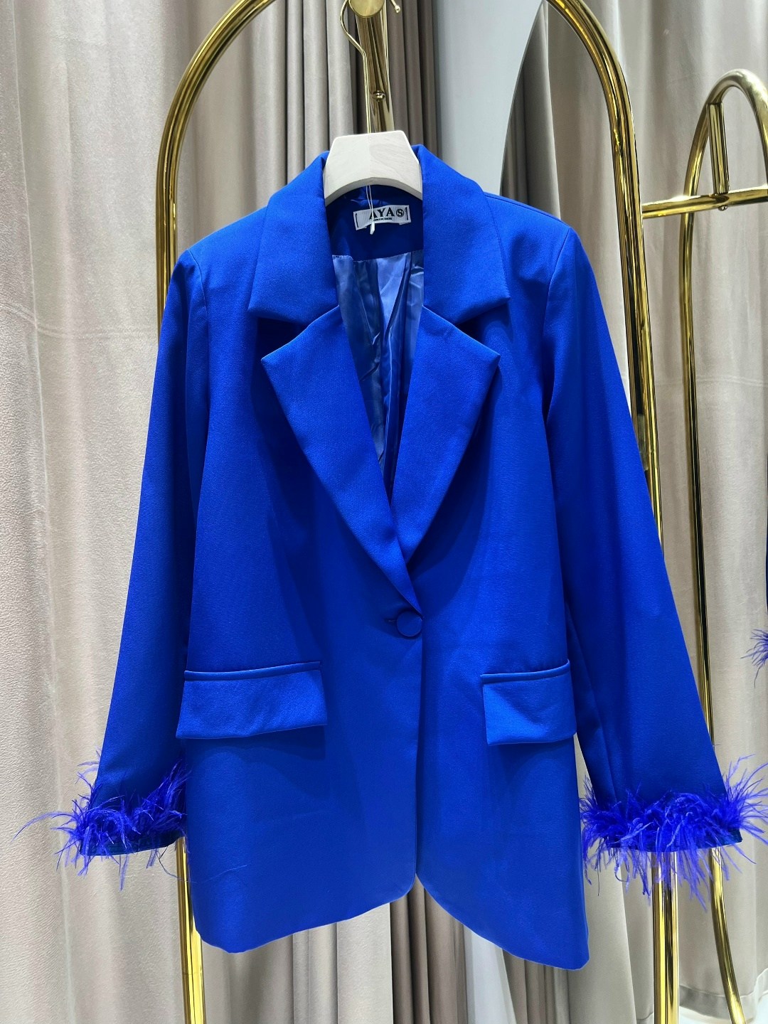 пиджак с перьями,зара блейзер зеленый,брючный костюм с перьями,зеленый пиджак,жакет с перьями