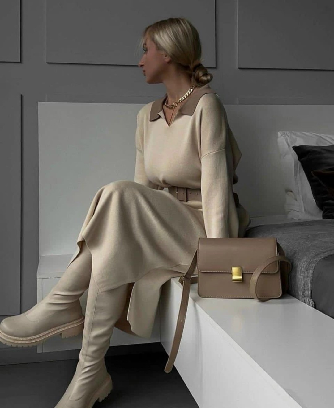 трикотажное платье с воротником,трикотажное платье,шерстяное платье,стильное платье,платье с поясом