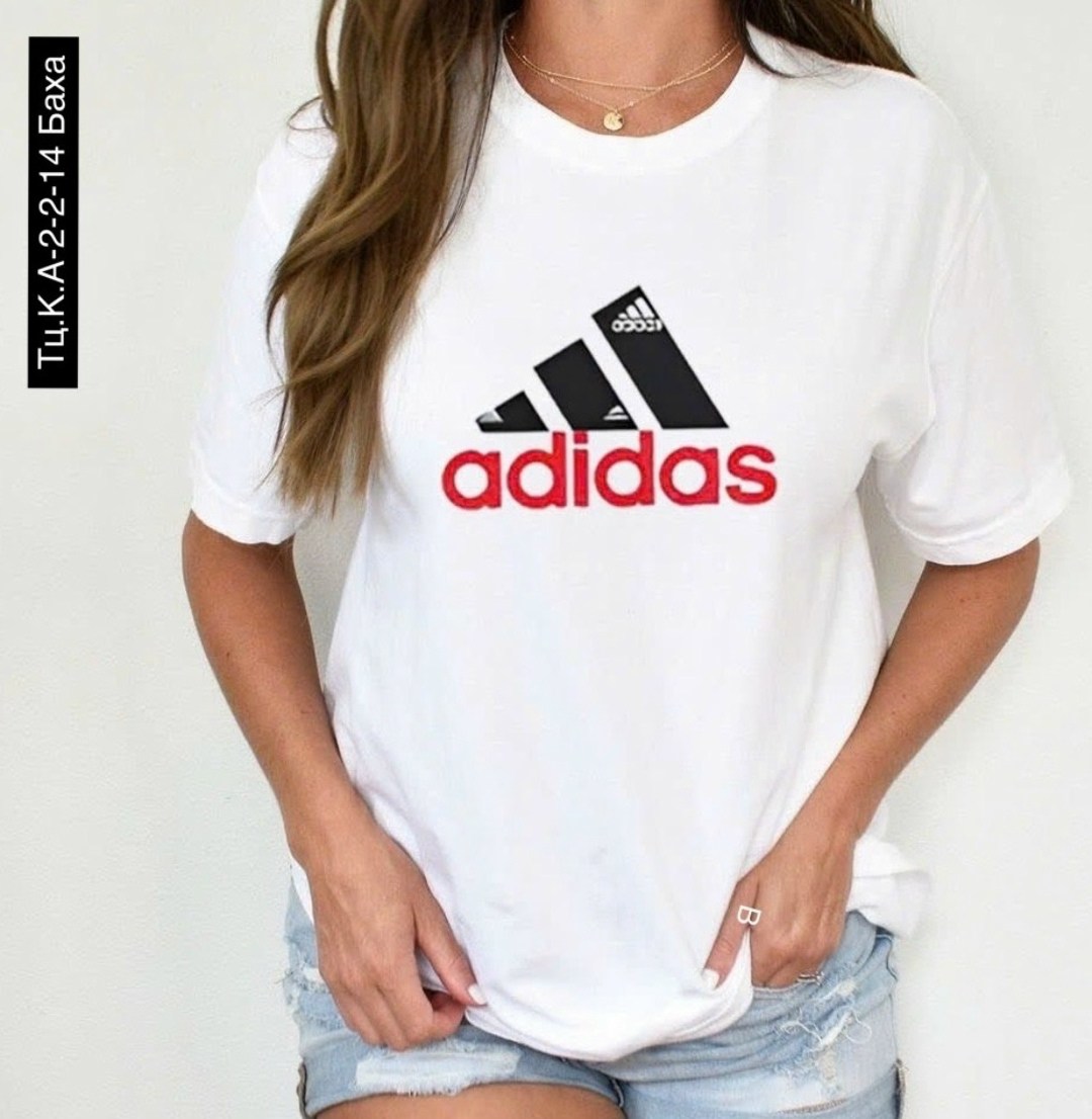 белая футболка оверсайз,футболка оверсайз с,футболка адидас с розовой надписью в полоску,футболка adidas,футболка