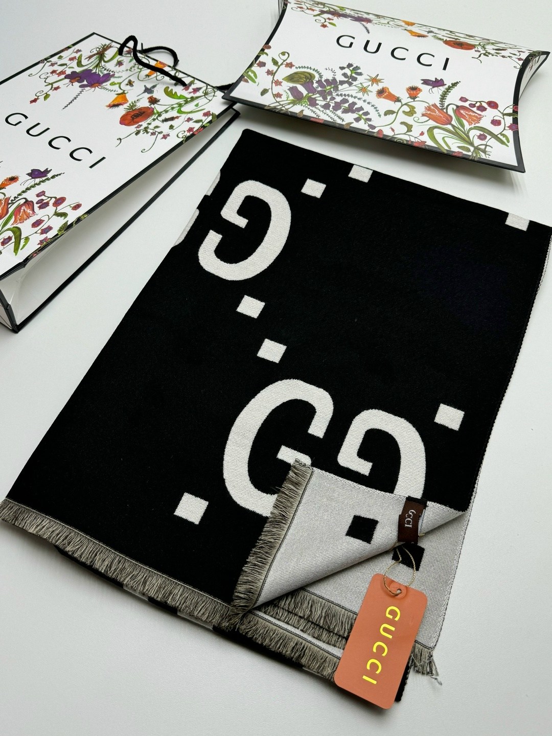 шарф gucci,теплый шарф гуччи,палантин гуччи кашемир,шарф гуччи телесный,брендовый женский палантин gucci