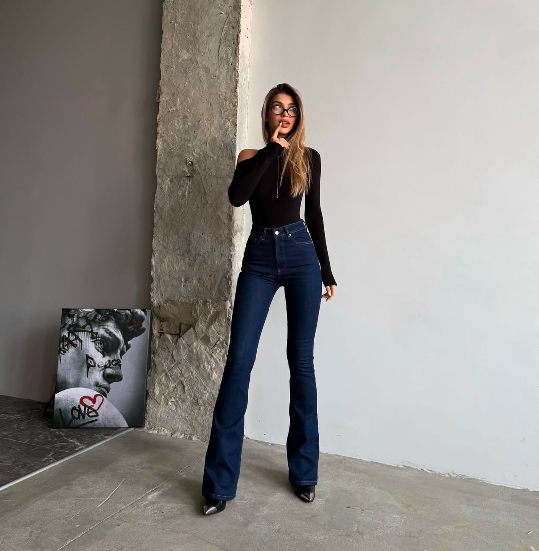 женские джинсы клеш,джинсы клеш от колена с высокой посадкой,клёш от колена джинсы,модные джинсы,джинсы клеш 2025 тренд