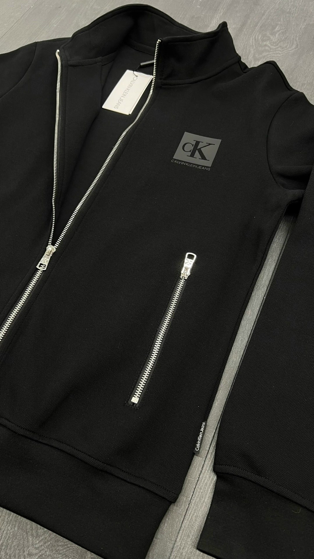 костюм спортивны calvin klein,спортивный костюм armani,мужские костюмы спортивные,костюм кельвин кляйн мужской,спортивные костюм