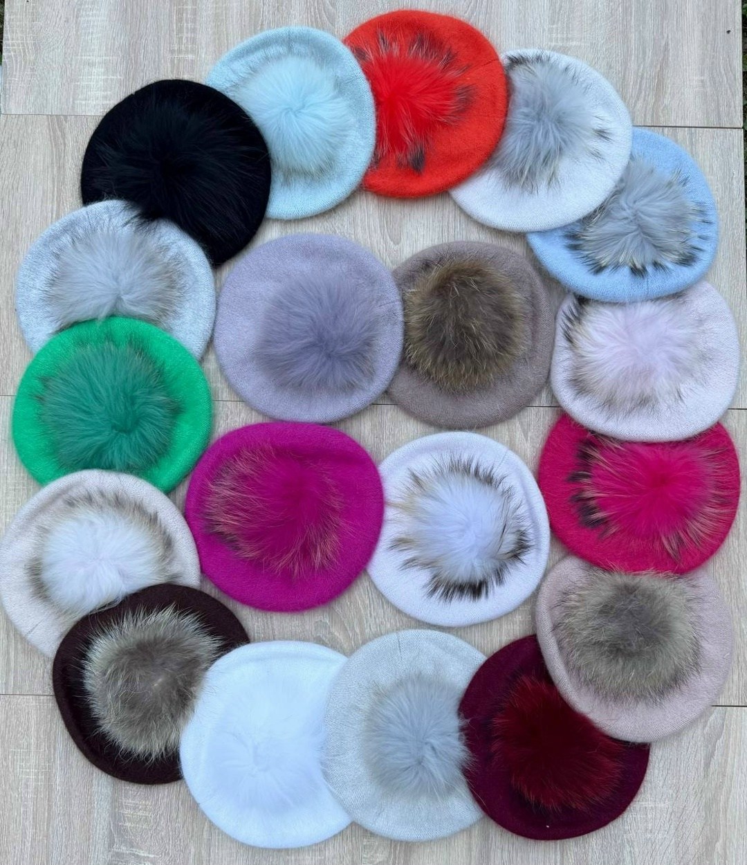 берет женский с помпоном из натурального меха,меховой помпон,беретка с помпоном,берет с помпоном,помпон из натурального меха
