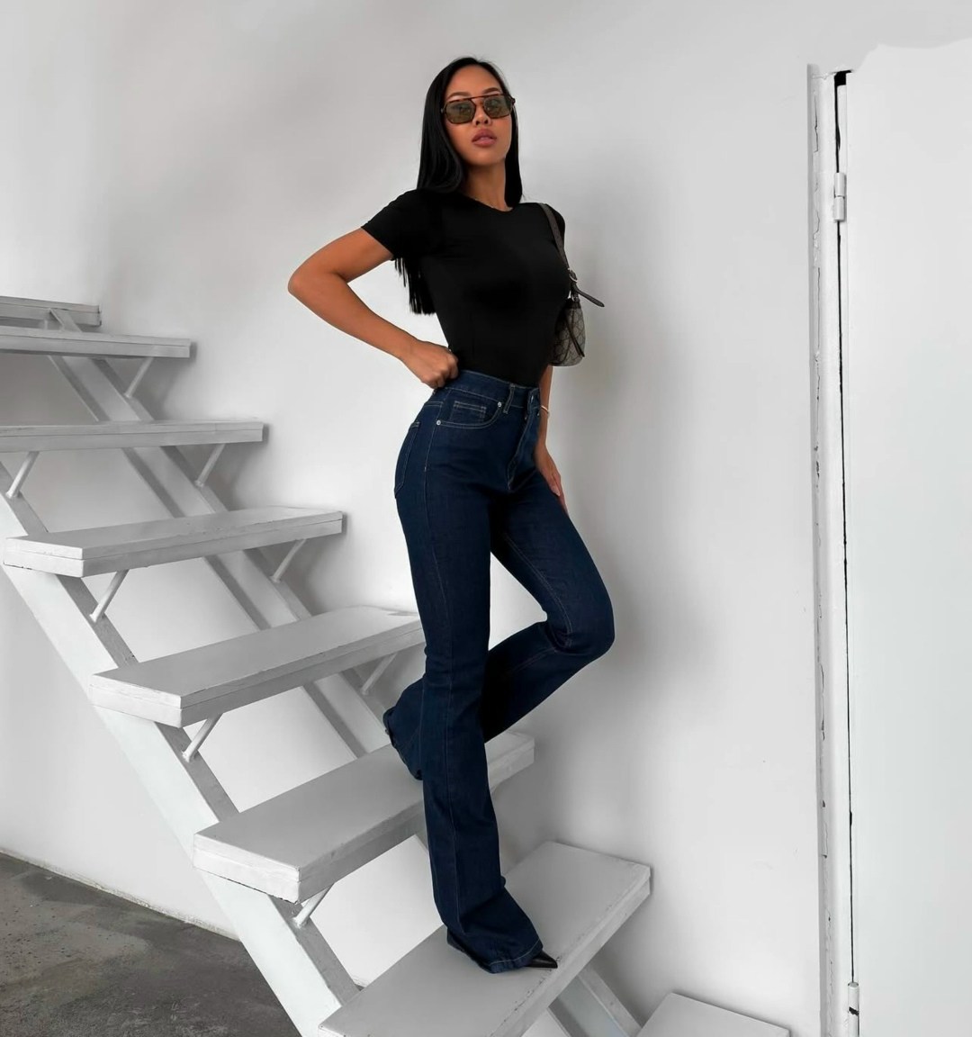 женские джинсы клеш,джинсы клеш от колена с высокой посадкой,клёш от колена джинсы,модные джинсы,джинсы клеш 2025 тренд