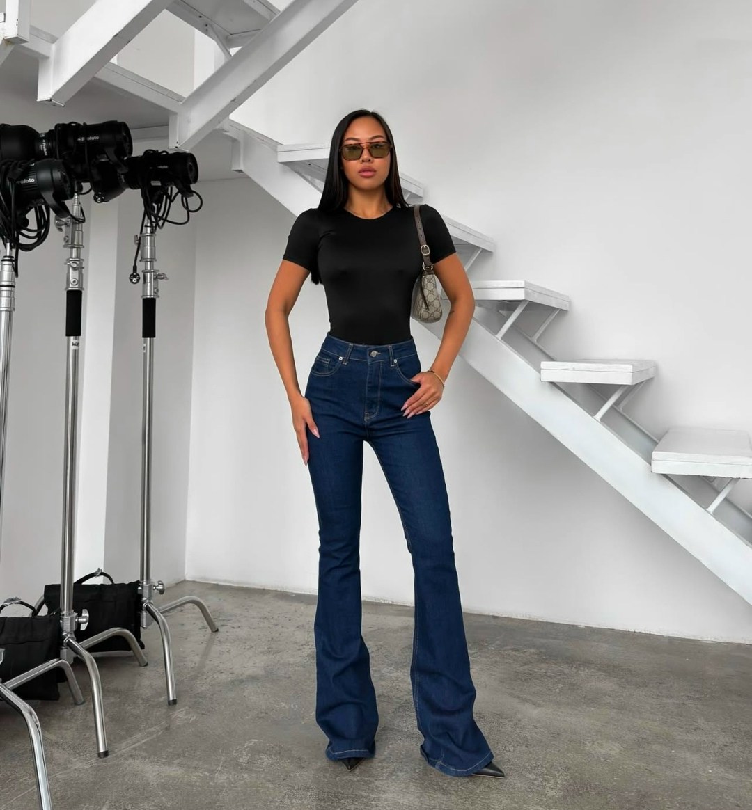 женские джинсы клеш,джинсы клеш от колена с высокой посадкой,клёш от колена джинсы,модные джинсы,джинсы клеш 2025 тренд