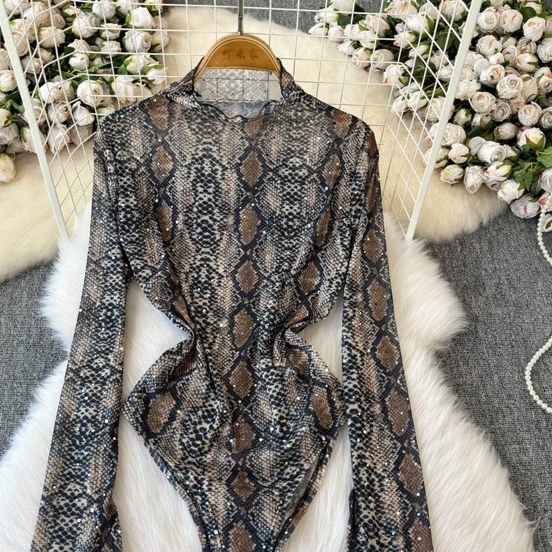 боди змеиный принт,боди женский с длинным рукавом,принт змеиная кожа,боди с воротником,боди vitoricci змеиный принт