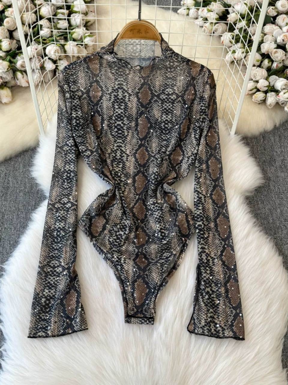 боди змеиный принт,боди женский с длинным рукавом,принт змеиная кожа,боди с воротником,боди vitoricci змеиный принт