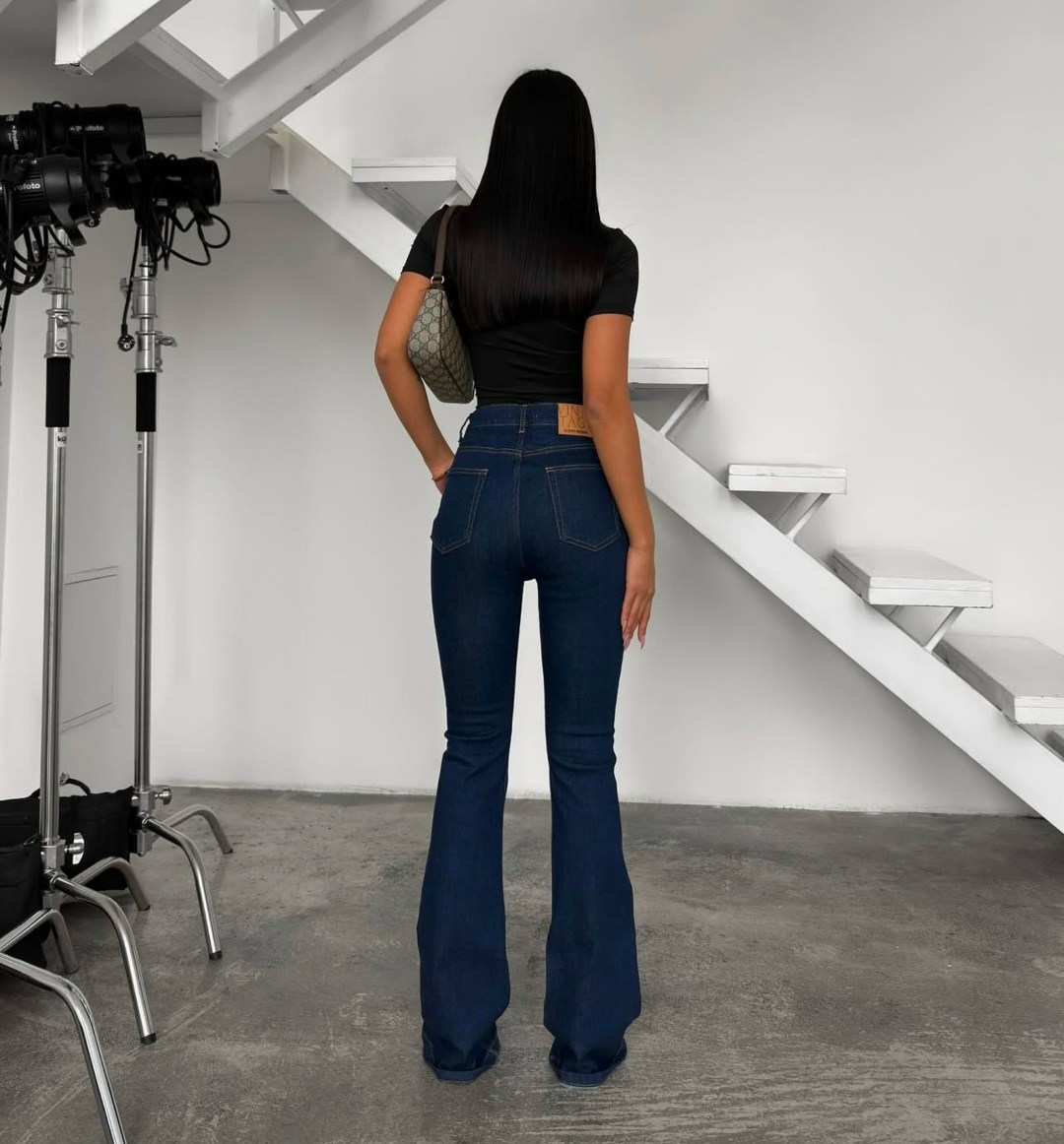 женские джинсы клеш,джинсы клеш от колена с высокой посадкой,клёш от колена джинсы,модные джинсы,джинсы клеш 2025 тренд