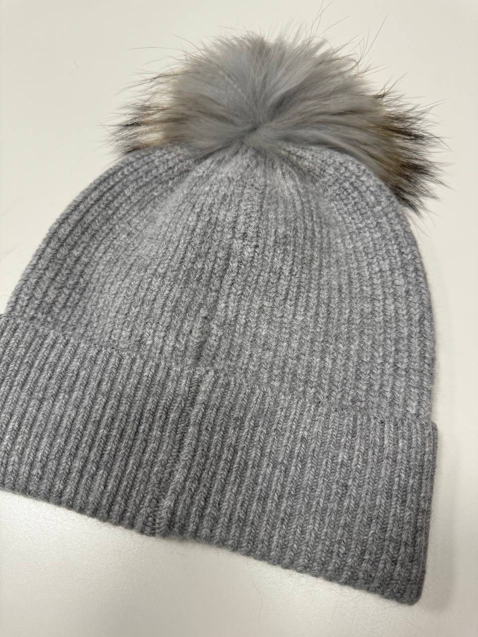 шапка с помпонами,шапка вязаная с помпоном серая,шапка с меховыми помпонами,вязаная шапка,шапка трикотажная