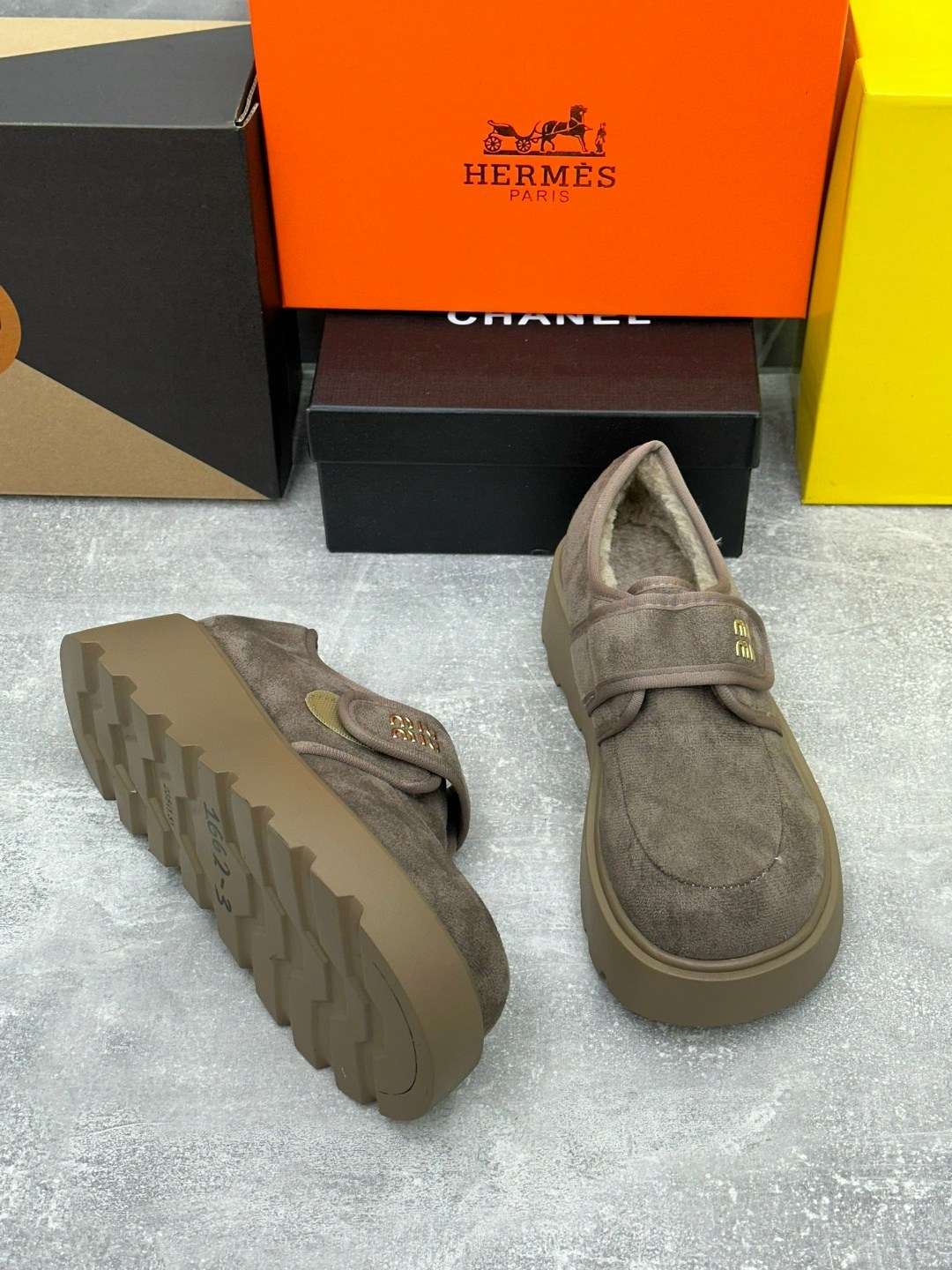 ,кроссовки замшевые,женская ,модная женская ,повседневная