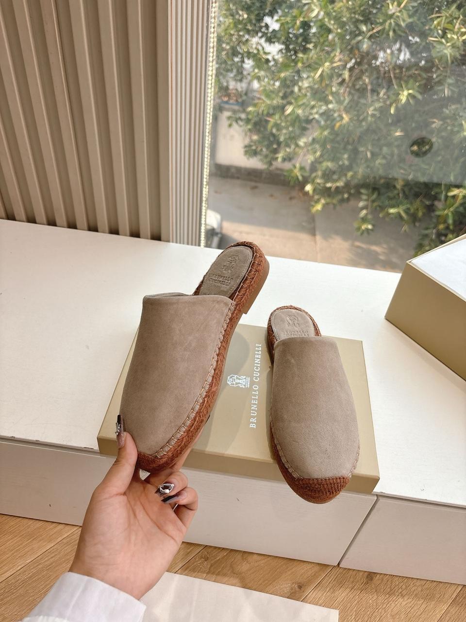 замшевые шлепанцы brunello cucinelli,кожаные шлепанцы brunello cucinelli,женские шлепанцы,,шлепанцы brunello cucinelli