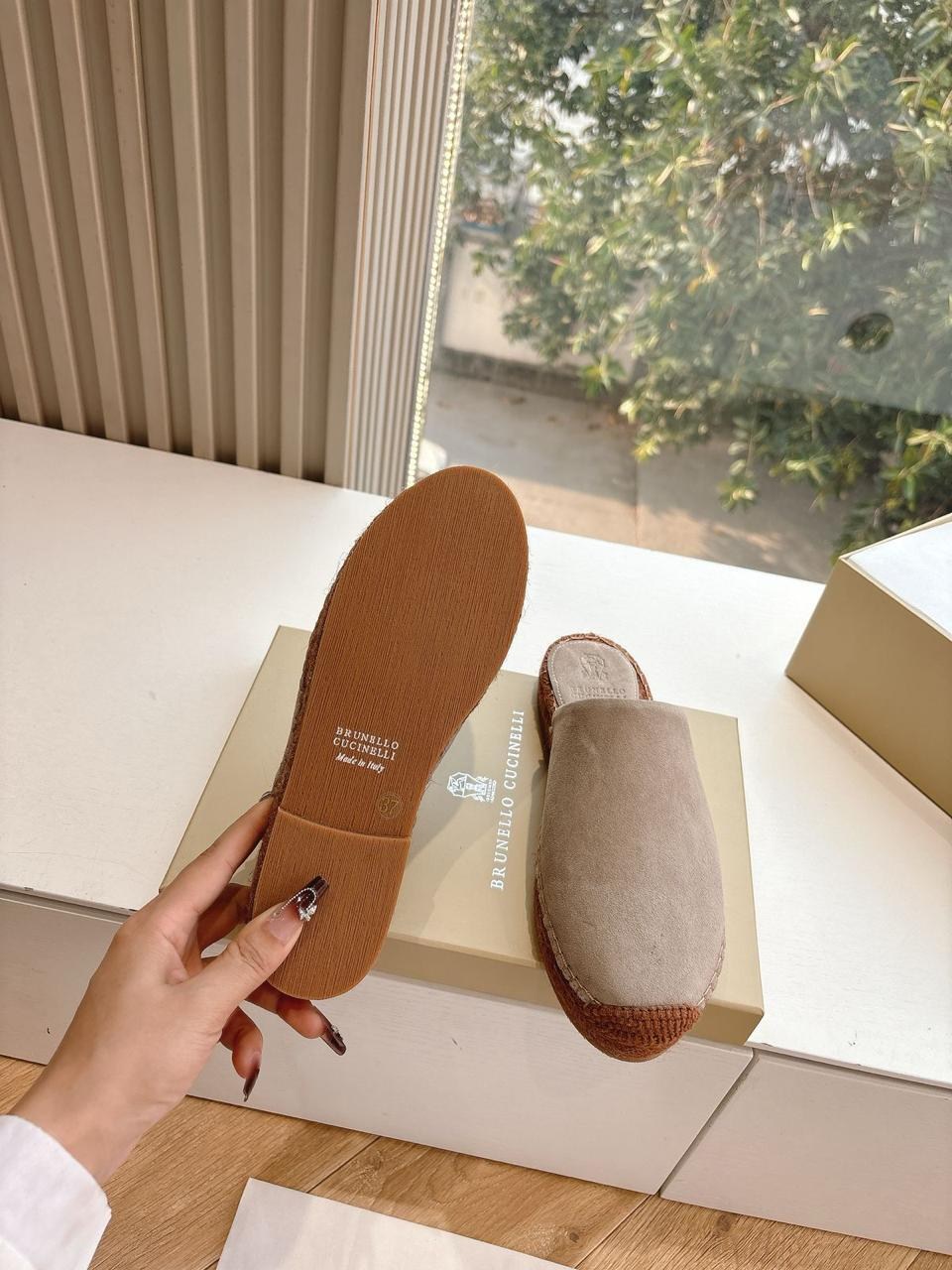 замшевые шлепанцы brunello cucinelli,кожаные шлепанцы brunello cucinelli,женские шлепанцы,,шлепанцы brunello cucinelli
