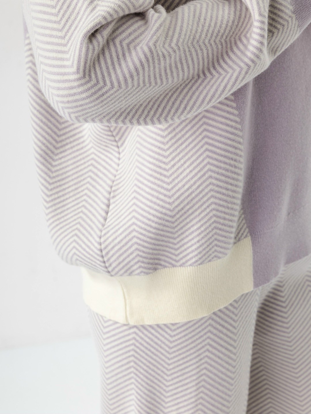 джемпер,трикотажные костюмы,фиолетовый свитер,брюки серые,вязаные костюмы