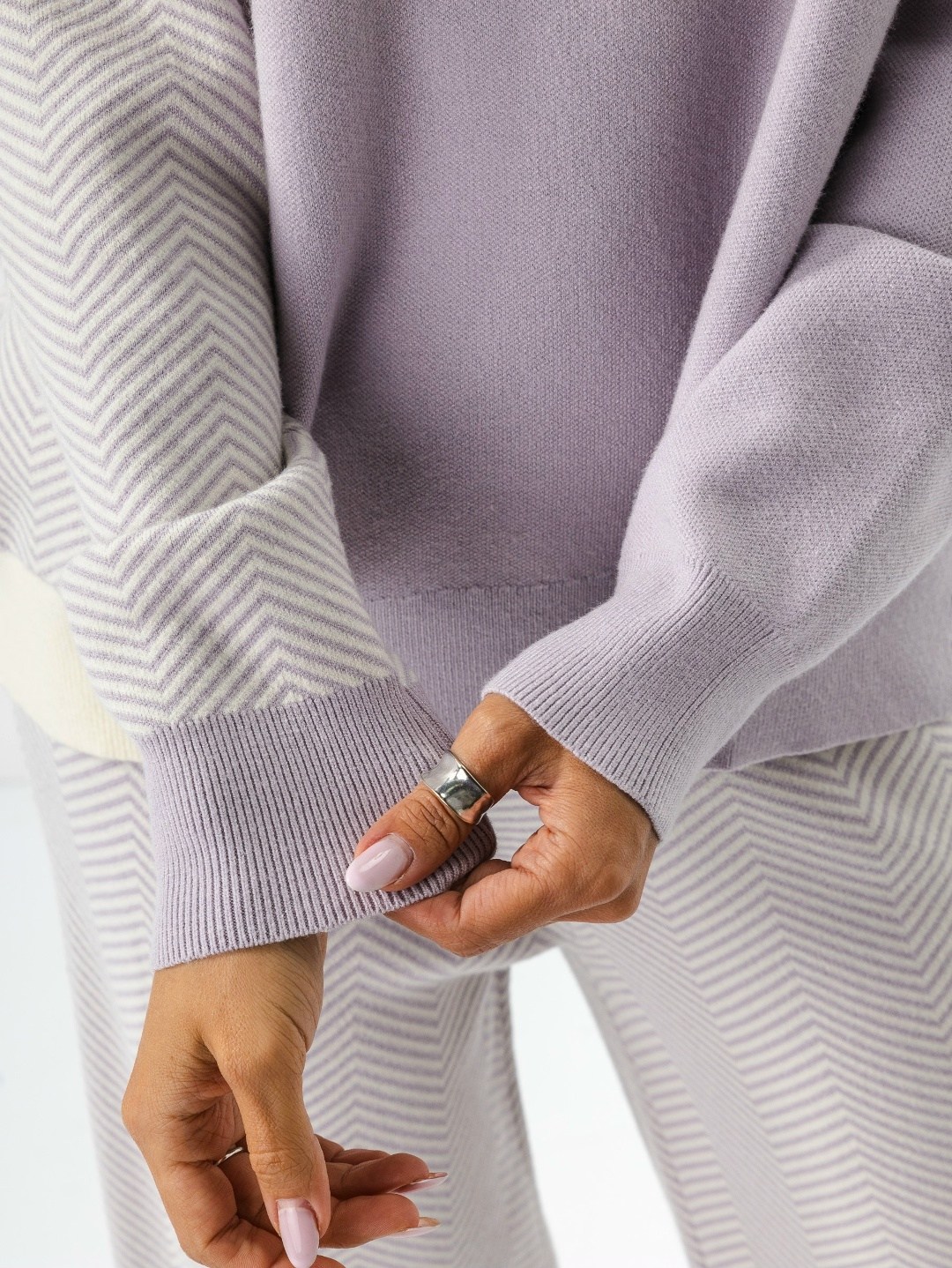 джемпер,трикотажные костюмы,фиолетовый свитер,брюки серые,вязаные костюмы