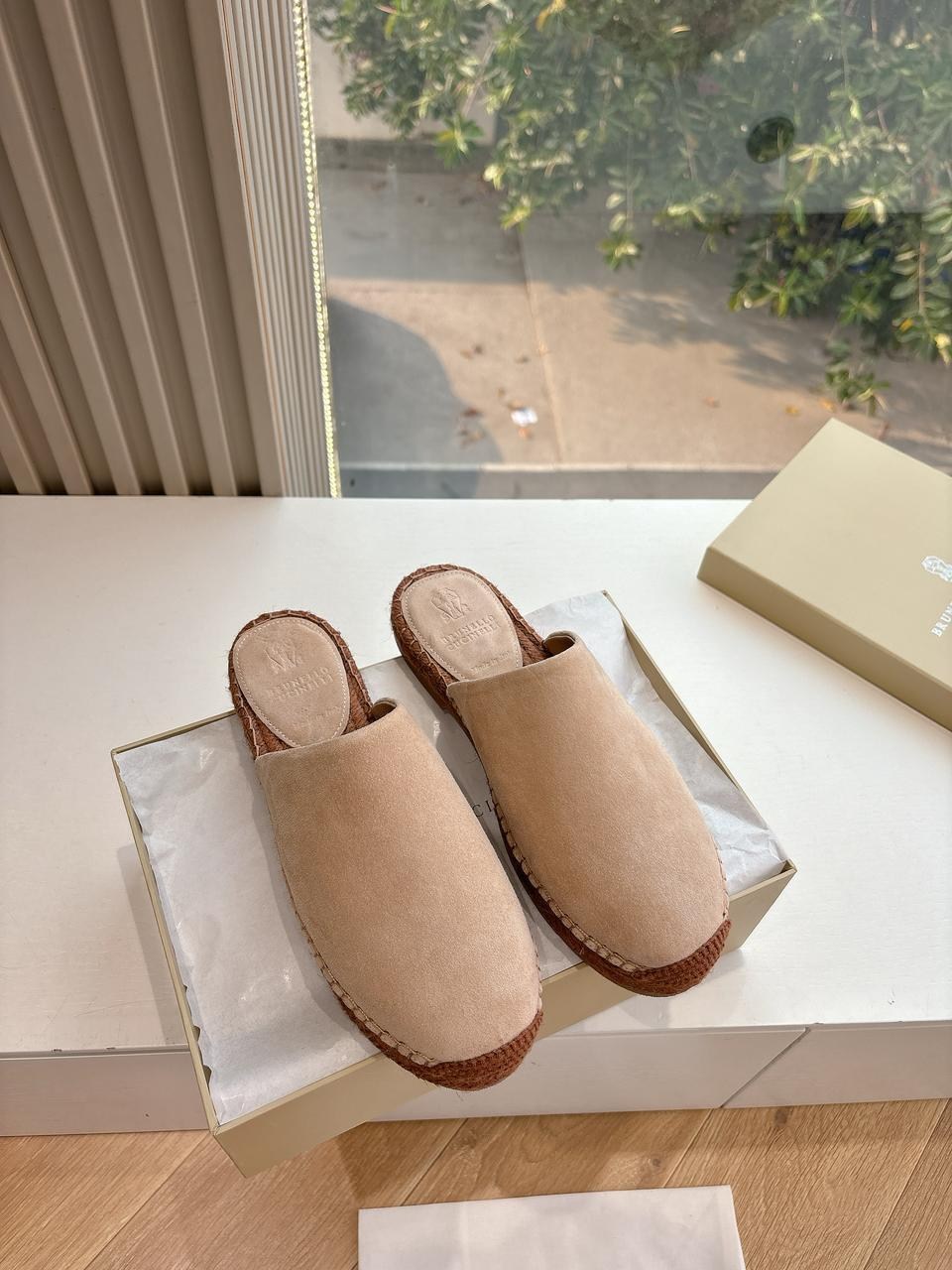 замшевые шлепанцы brunello cucinelli,кожаные шлепанцы brunello cucinelli,,женские шлепанцы,шлепанцы brunello cucinelli