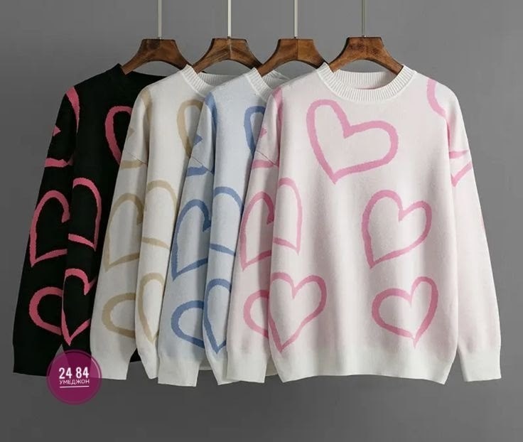 свитер с сердцем,свитер с принтом сердечками,свитер оверсайз сердечками,джемпер с узорами,женская кофта