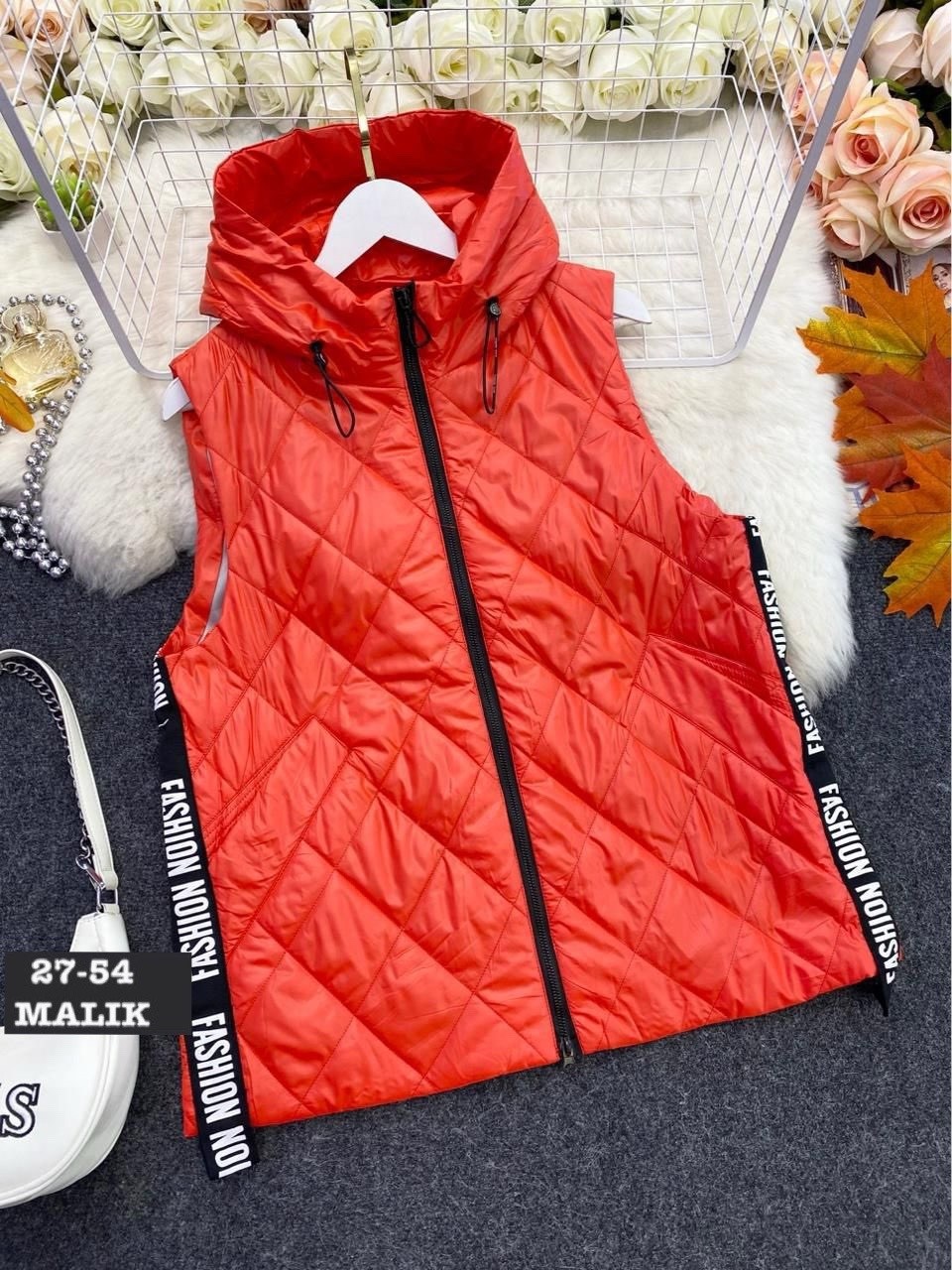 теплый жилет,жилетка женская,красный утепленный жилет,жилет безрукавка,жилет на синтепоне