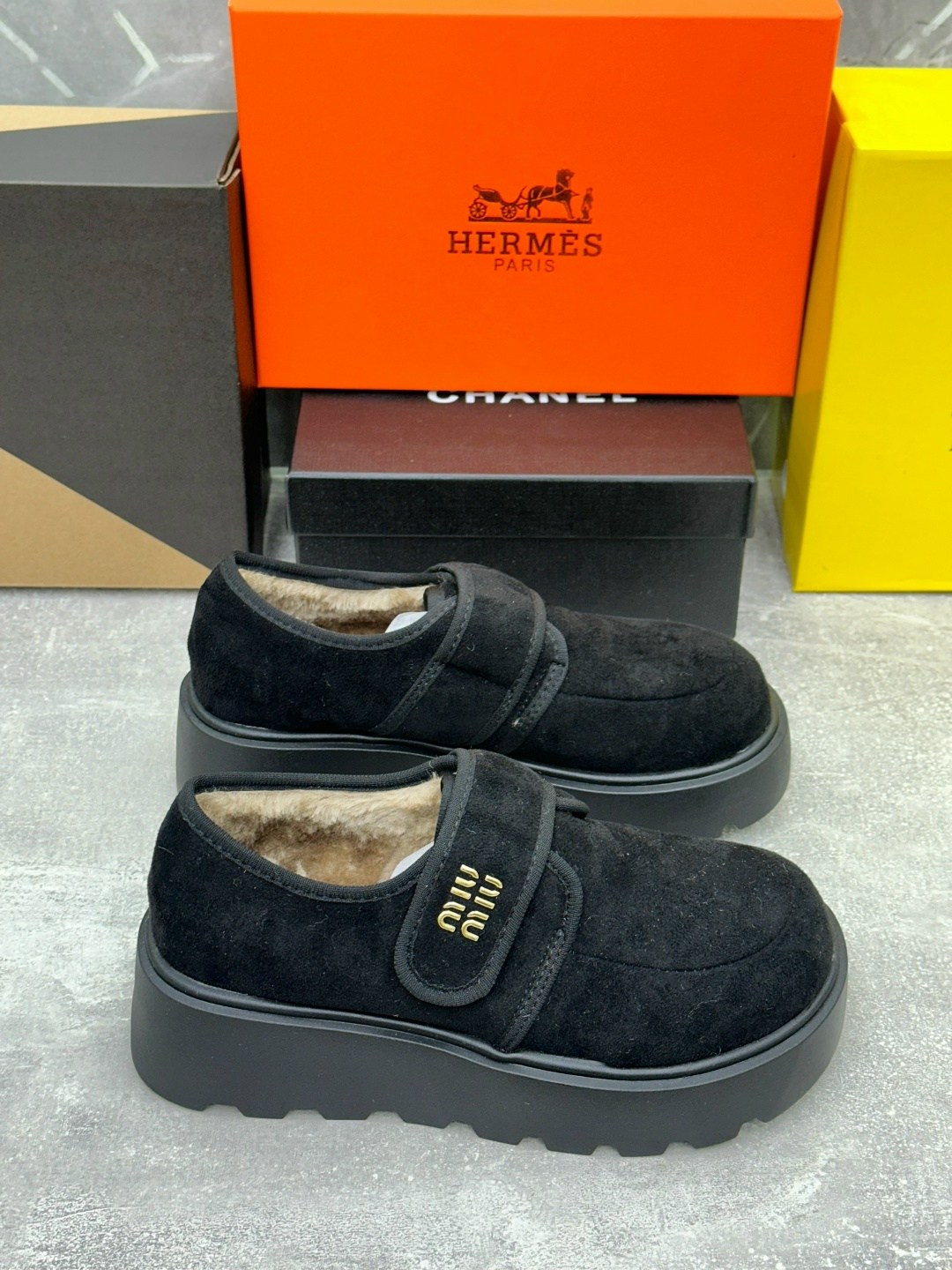 ,кроссовки замшевые,женская ,модная женская ,повседневная