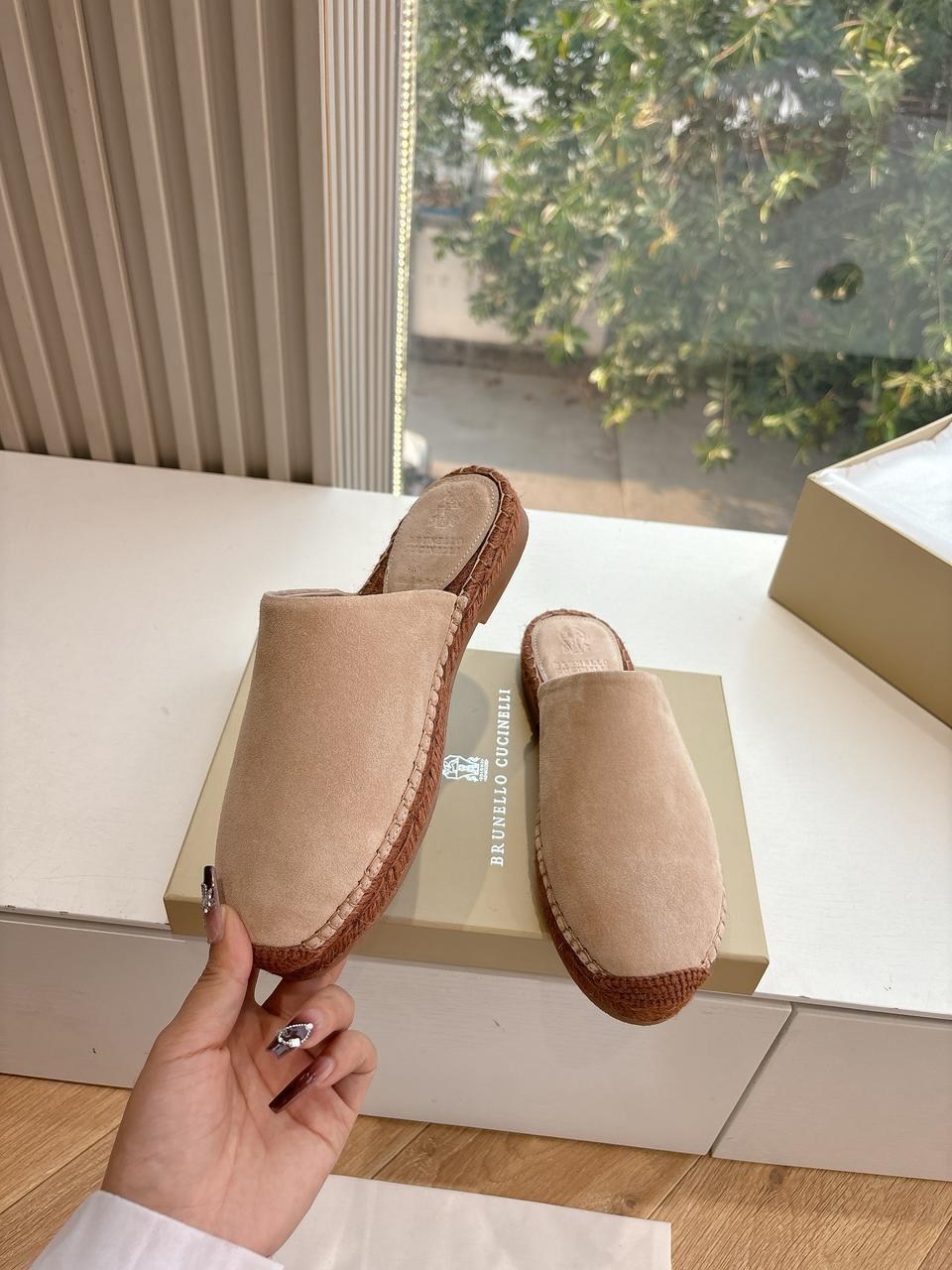 замшевые шлепанцы brunello cucinelli,кожаные шлепанцы brunello cucinelli,,женские шлепанцы,шлепанцы brunello cucinelli