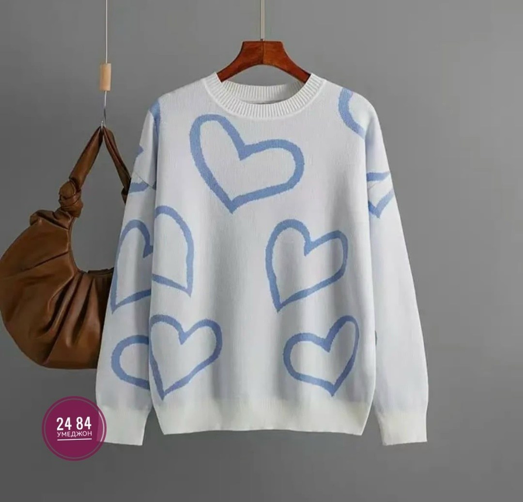 свитер с сердцем,свитер с принтом сердечками,свитер оверсайз сердечками,джемпер с узорами,женская кофта