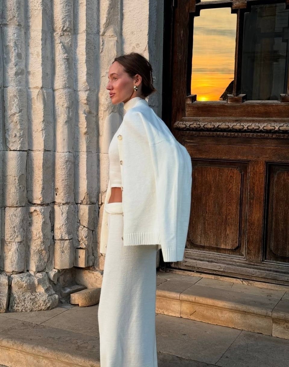 костюмы брючные,элегантные наряды,белые костюмы,образ с брюками палаццо,белый костюм женский