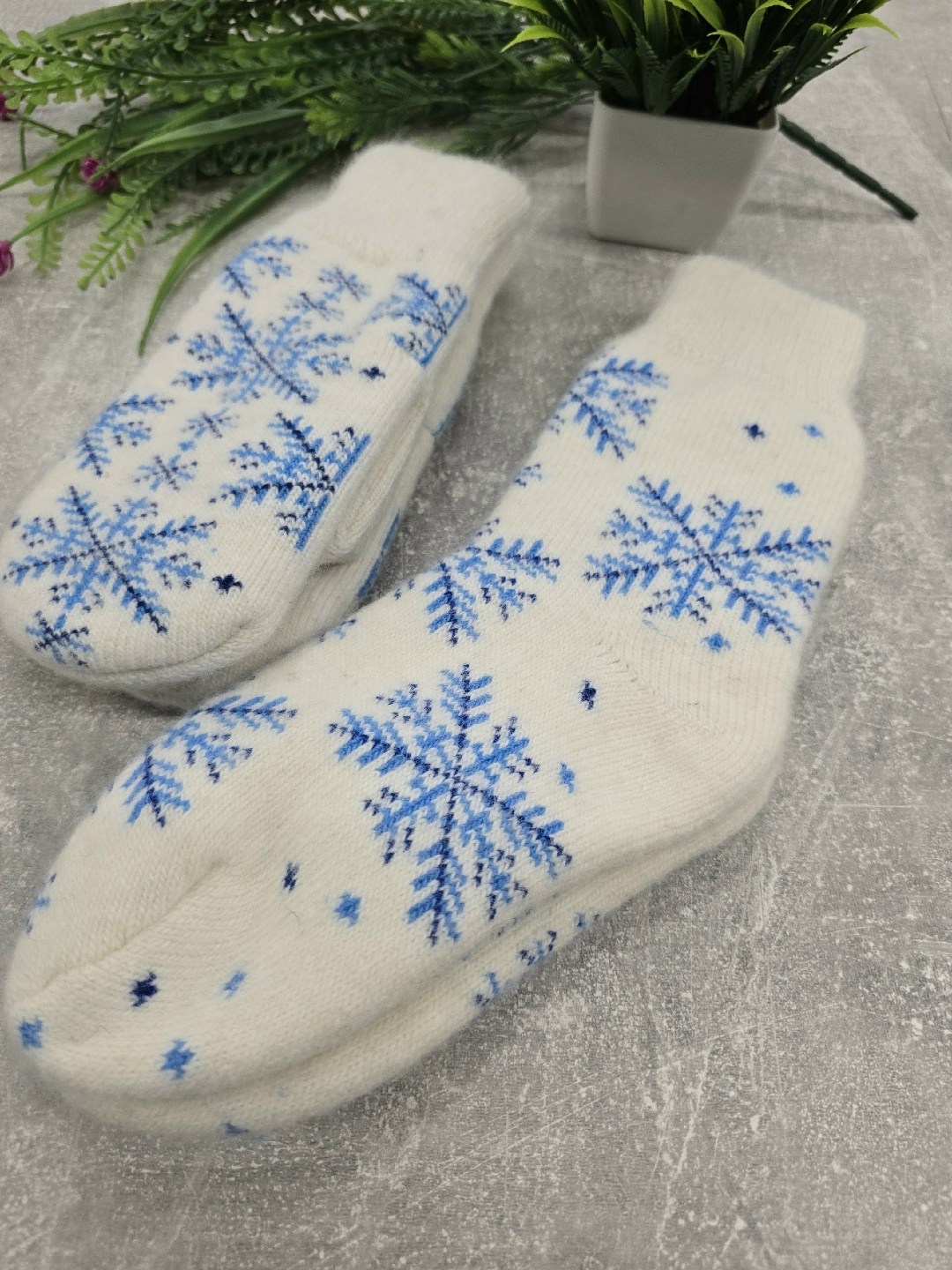 варежки женские,комплект варежки и носки,варежки со снежинками,зимние варежки,варежки женские зимние