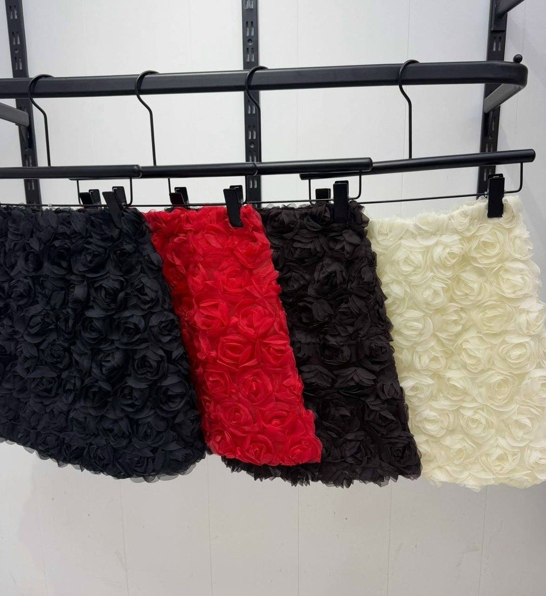 белая юбка,женский юбки,мини юбка,юбка с розами,юбка с оборками