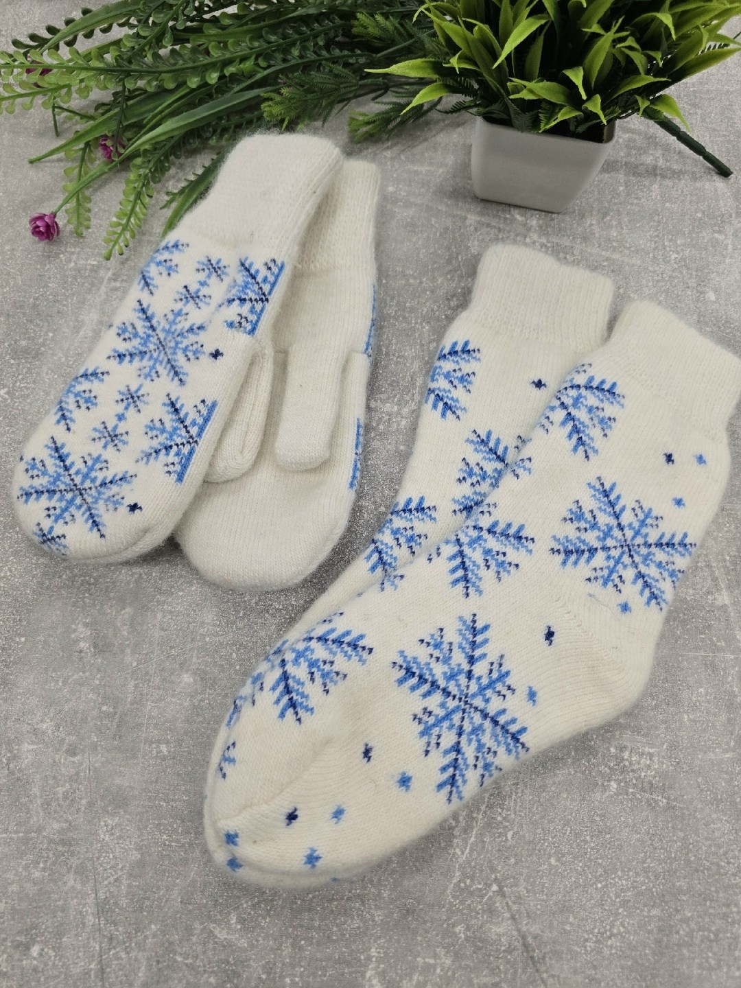 варежки женские,комплект варежки и носки,варежки со снежинками,зимние варежки,варежки женские зимние