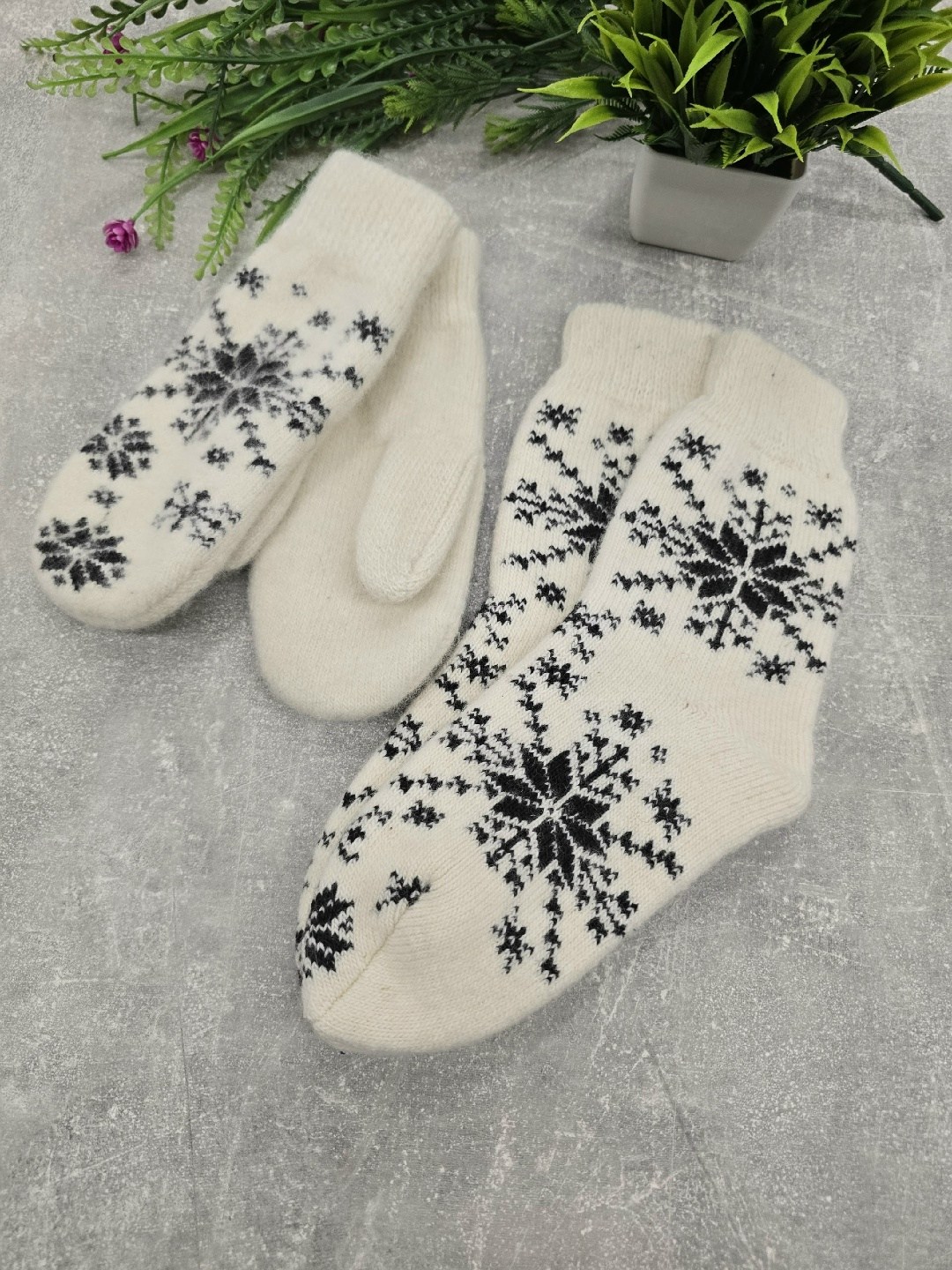 варежки женские,комплект варежки и носки,варежки со снежинками,зимние варежки,варежки женские зимние