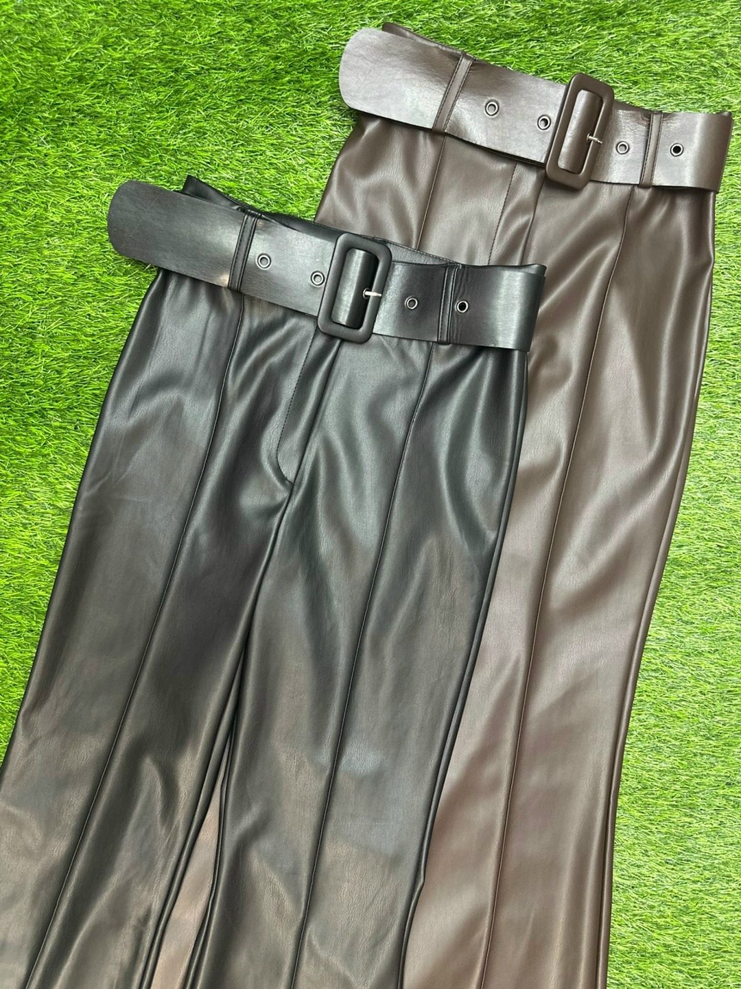 кожаные брюки клеш,брюки клеш из экокожи,женские кожаные брюки,брюки кожаные,образ с кожаными брюками