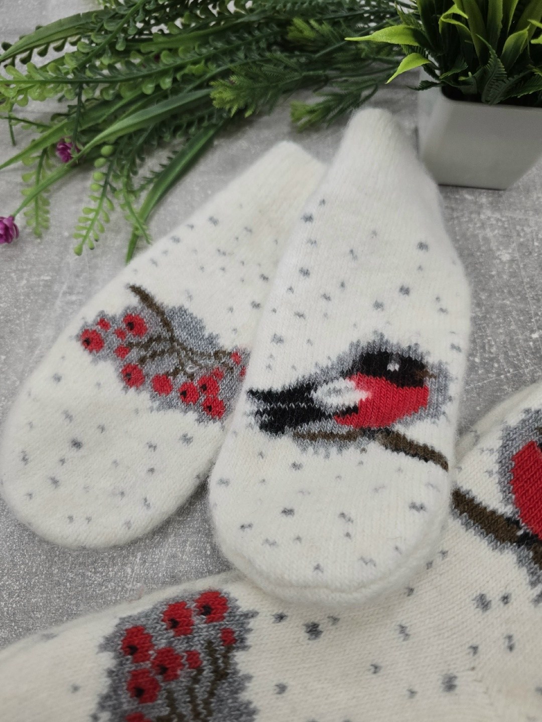 варежки со снегирем,шерстяные варежки снегири,носки со снегирями,белые женские варежки со снегирями - 305.162,носки шерстяные снегири