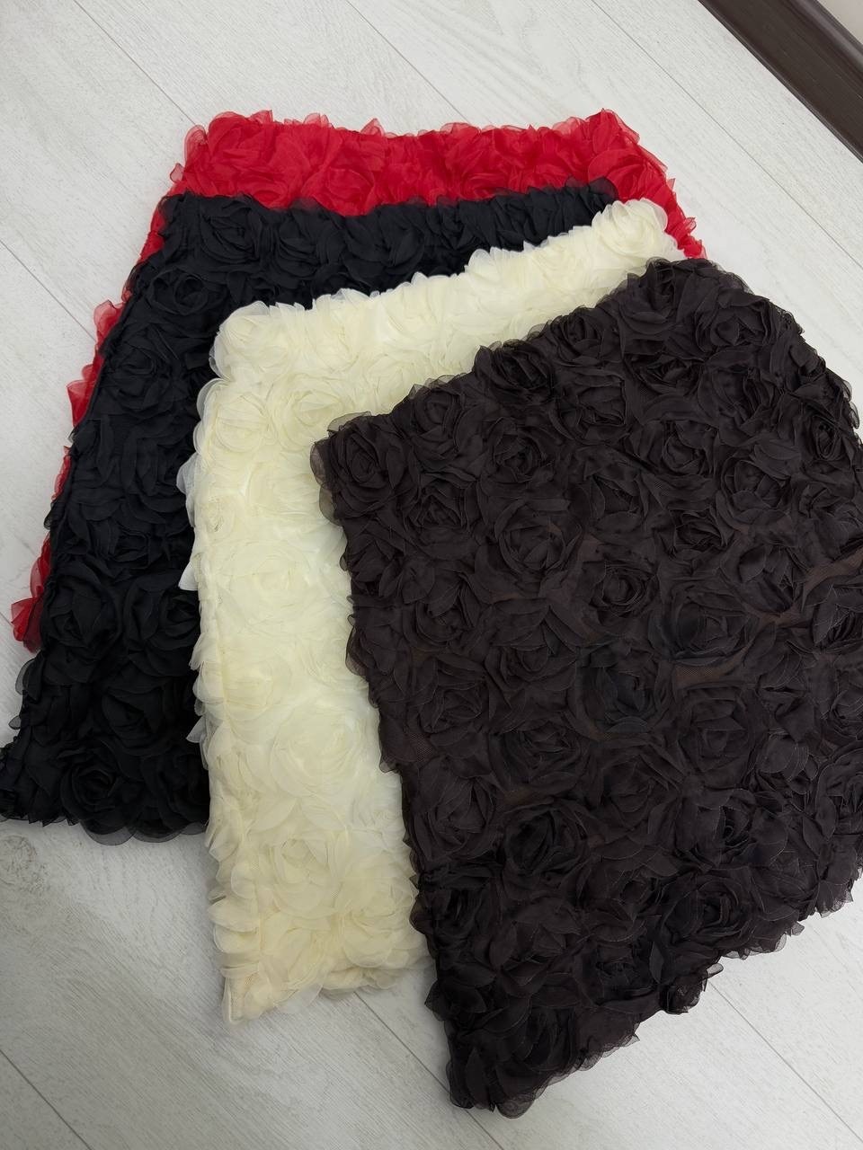 белая юбка,женский юбки,мини юбка,юбка с розами,юбка с оборками