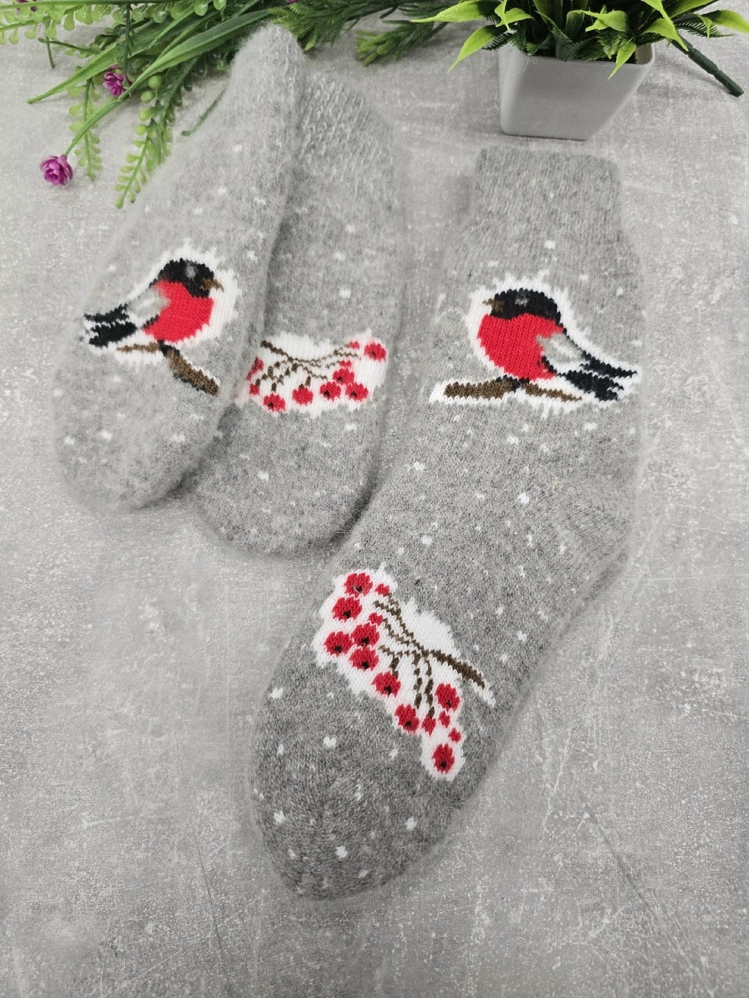 варежки со снегирем,шерстяные варежки снегири,носки со снегирями,белые женские варежки со снегирями - 305.162,носки шерстяные снегири