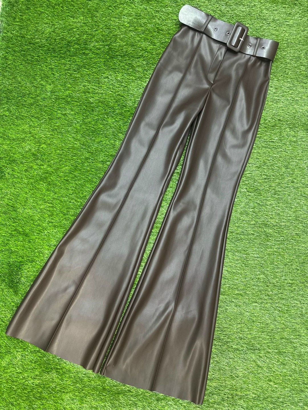 кожаные брюки клеш,брюки клеш из экокожи,женские кожаные брюки,брюки кожаные,образ с кожаными брюками