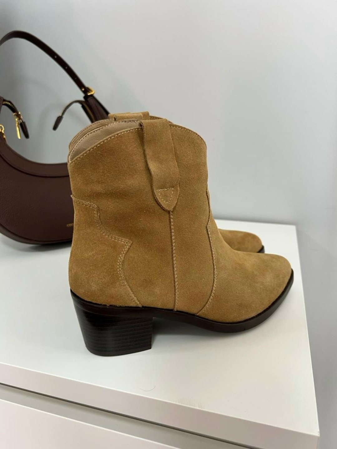 ,замшевые ботильоны,казаки замшевые женские,эконика ботильоны замшевые бежевые,ботинки челси бежевые замшевые женские