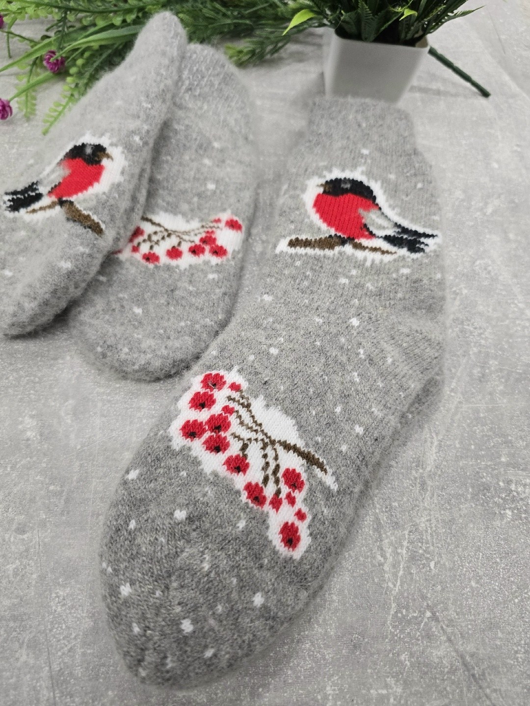 варежки со снегирем,шерстяные варежки снегири,носки со снегирями,белые женские варежки со снегирями - 305.162,носки шерстяные снегири