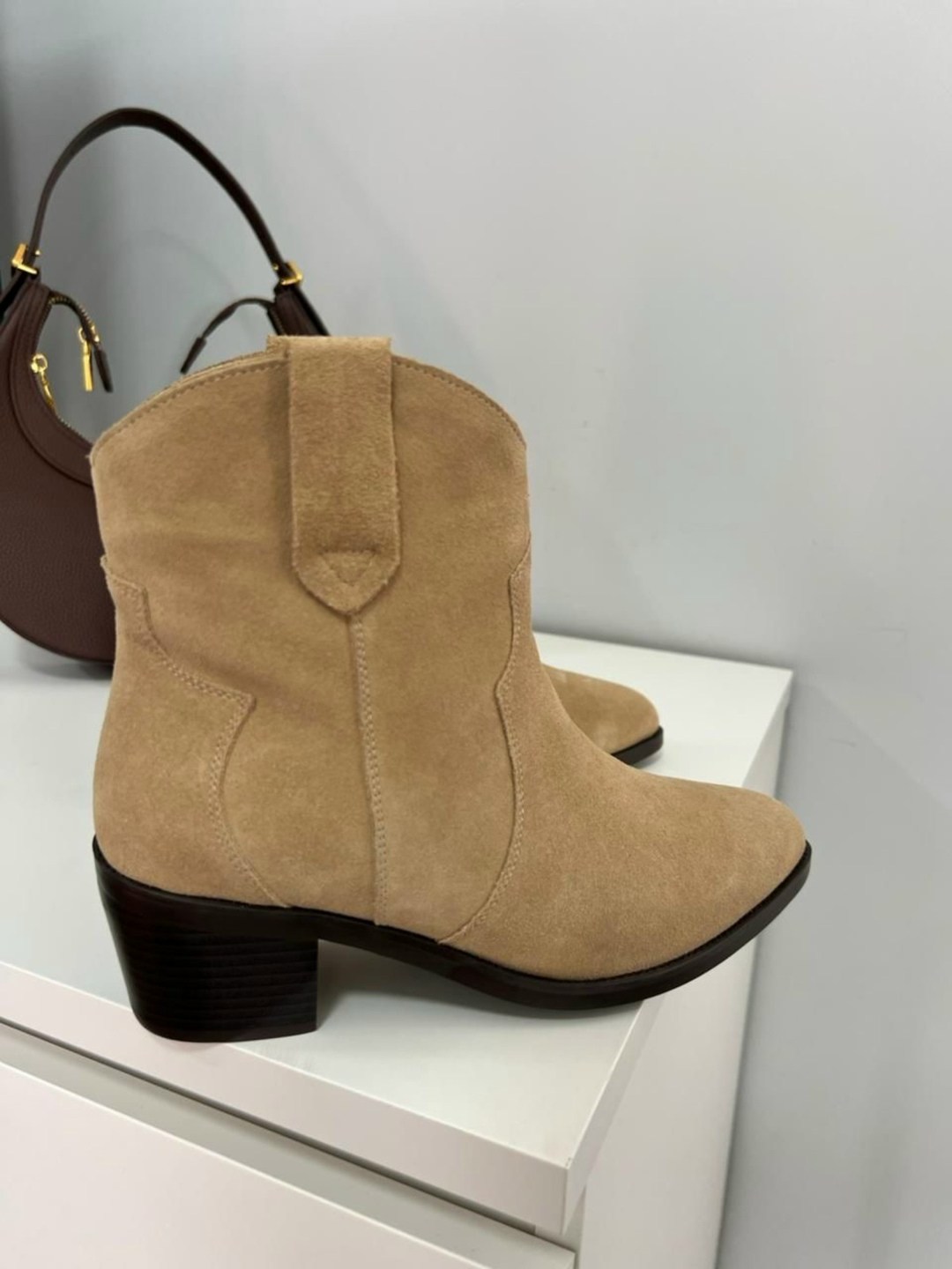 ,замшевые ботильоны,казаки замшевые женские,эконика ботильоны замшевые бежевые,ботинки челси бежевые замшевые женские