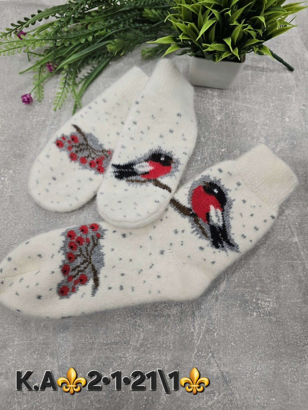 варежки со снегирем,шерстяные варежки снегири,носки со снегирями,белые женские варежки со снегирями - 305.162,носки шерстяные снегири