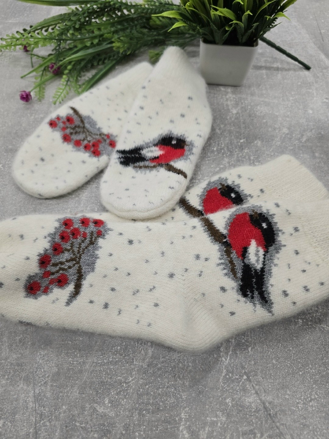 варежки со снегирем,шерстяные варежки снегири,носки со снегирями,белые женские варежки со снегирями - 305.162,носки шерстяные снегири