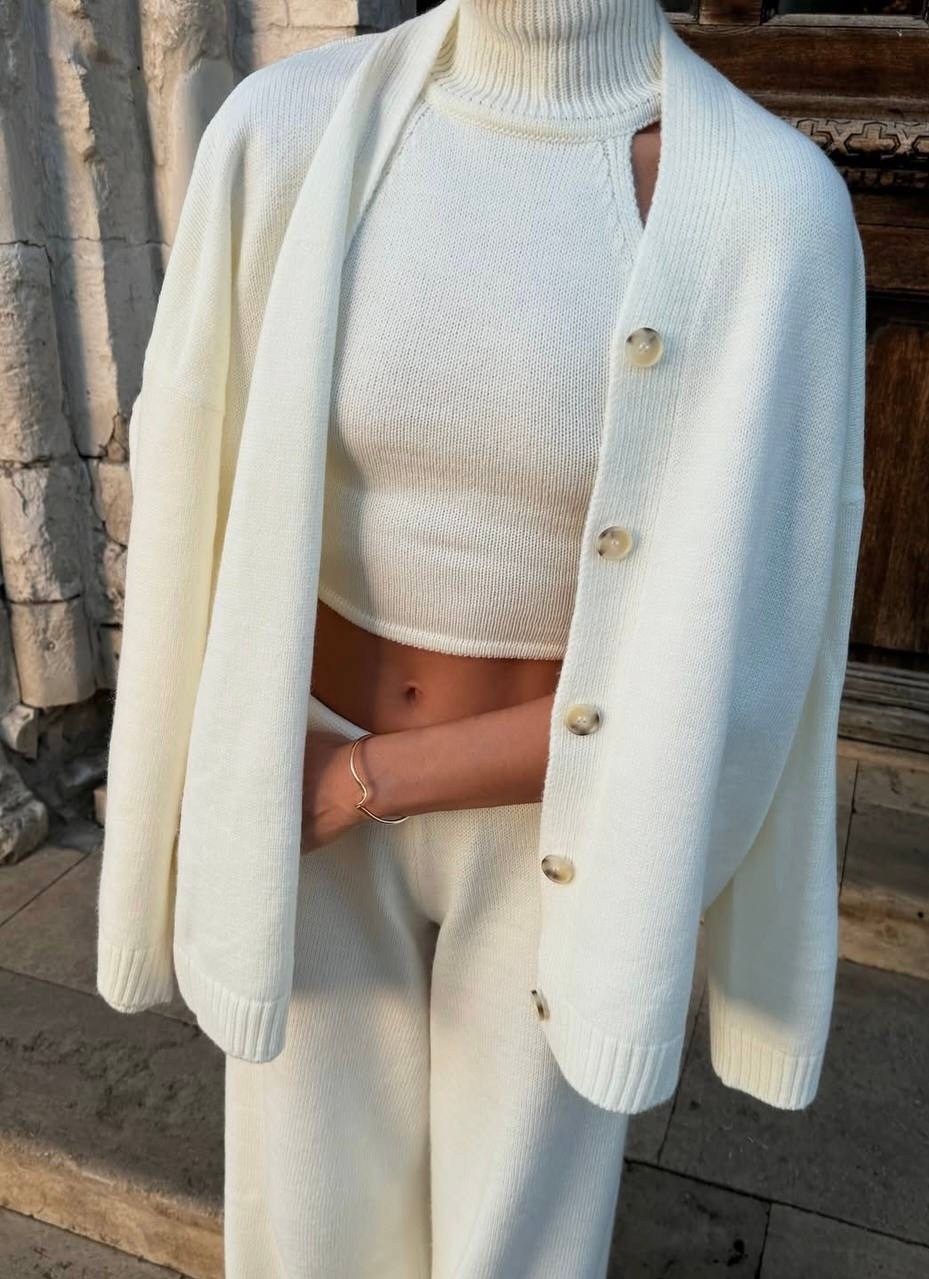 костюмы брючные,элегантные наряды,белые костюмы,образ с брюками палаццо,белый костюм женский