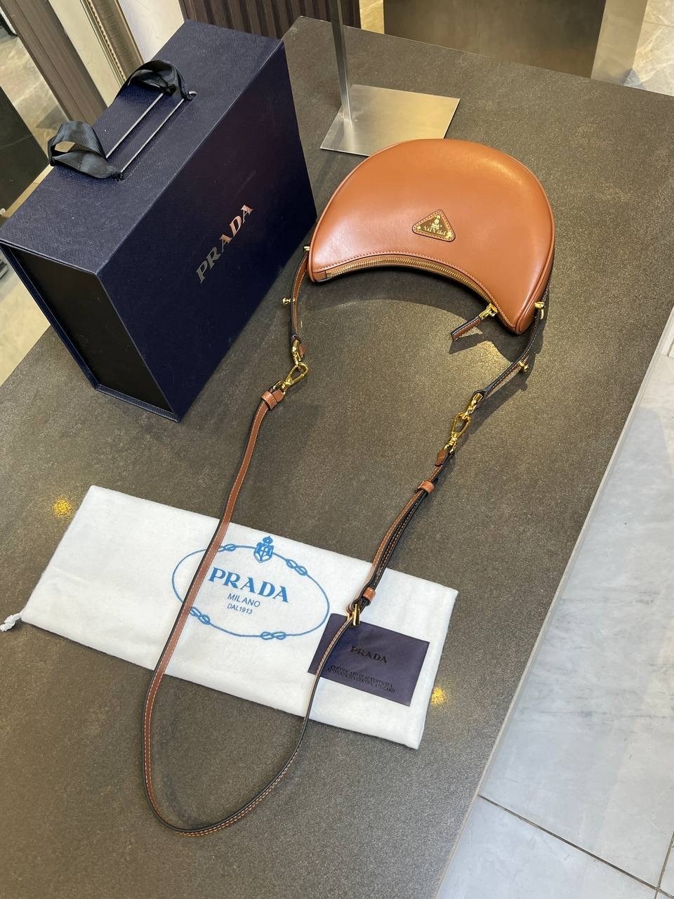 женская сумка prada,сумка prada,prada сумка на плечо,кожаная сумка через плечо prada arqué prada,сумка