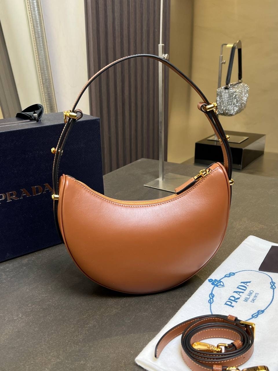 женская сумка prada,сумка prada,prada сумка на плечо,кожаная сумка через плечо prada arqué prada,сумка