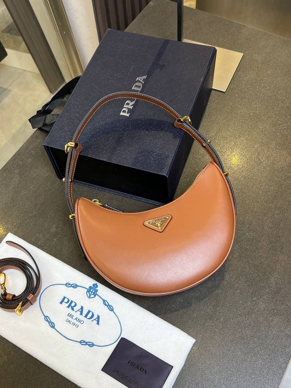 женская сумка prada,сумка prada,prada сумка на плечо,кожаная сумка через плечо prada arqué prada,сумка