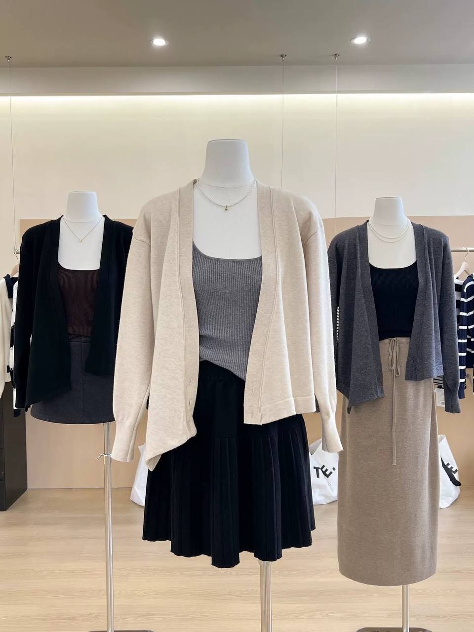 женский трикотажный свитер с v образным вырезом,свитер с v образным вырезом,женский трикотажный пуловер,трикотажный пуловер,джемпер с v образным вырезом