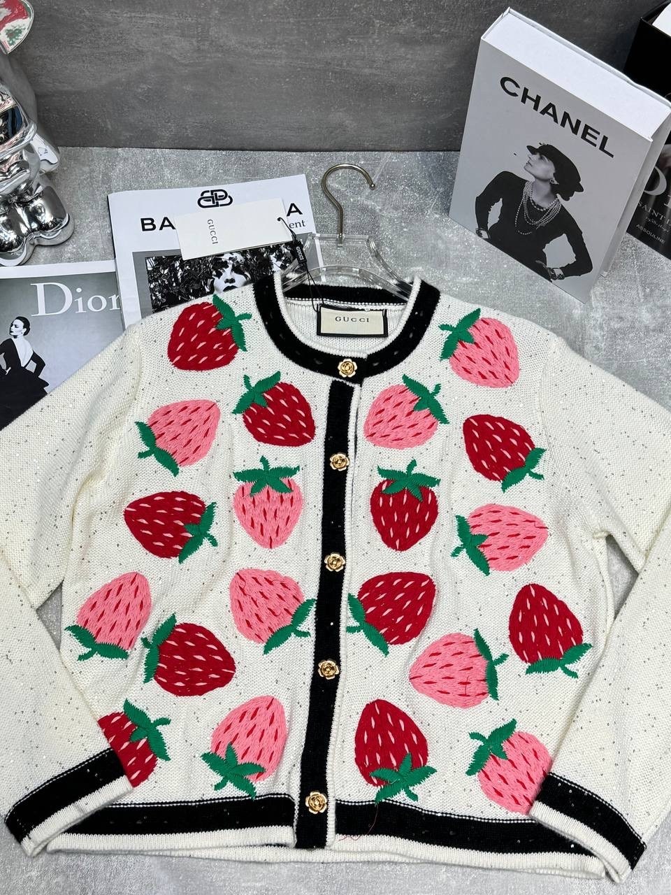 кардиган с клубникой,кофта вязаная,кардиган вязаное,кардиган кофта,свитеры модные