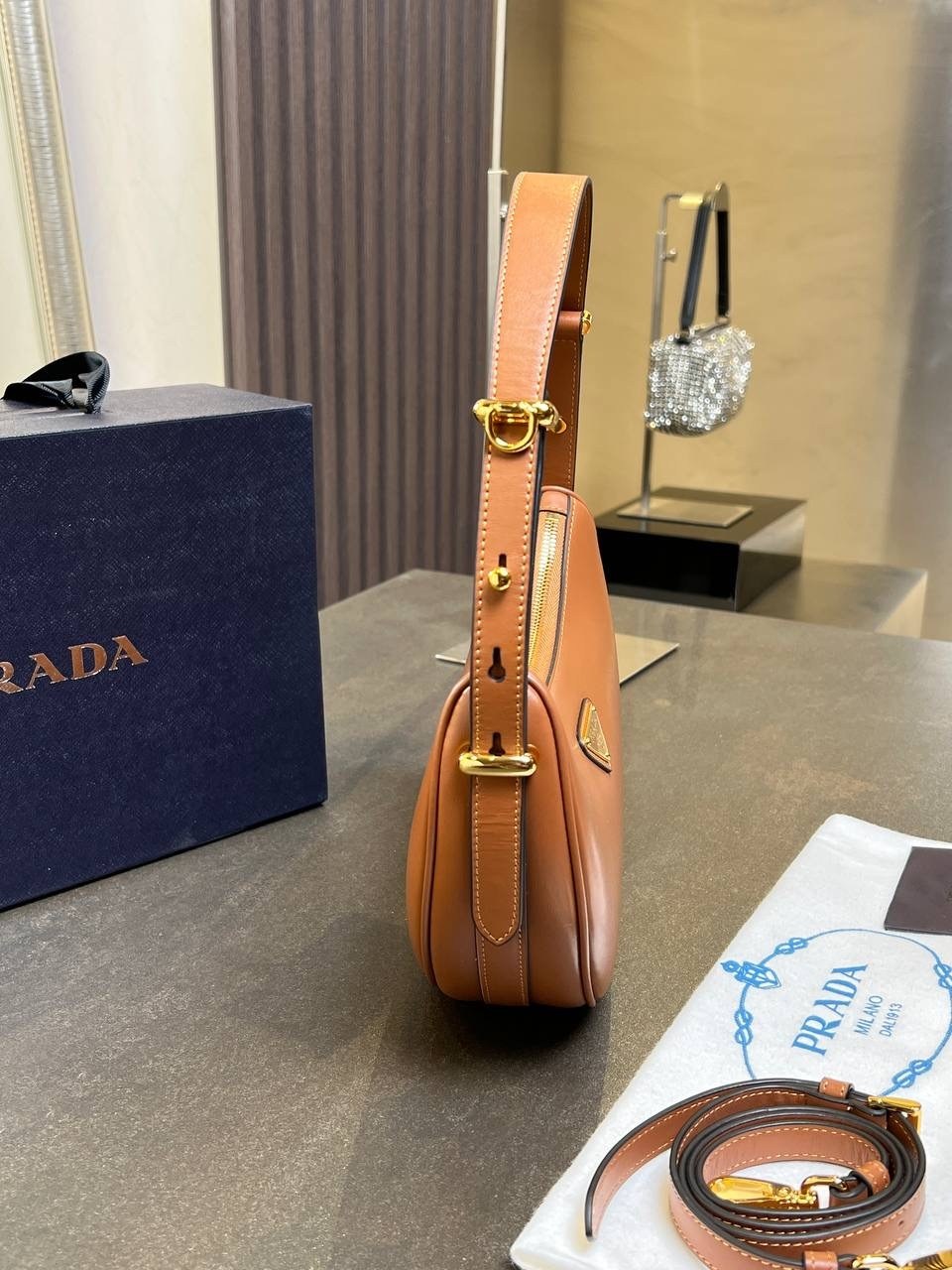 женская сумка prada,сумка prada,prada сумка на плечо,кожаная сумка через плечо prada arqué prada,сумка