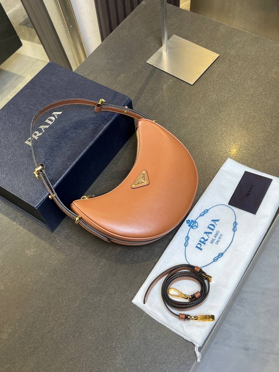 женская сумка prada,сумка prada,prada сумка на плечо,кожаная сумка через плечо prada arqué prada,сумка