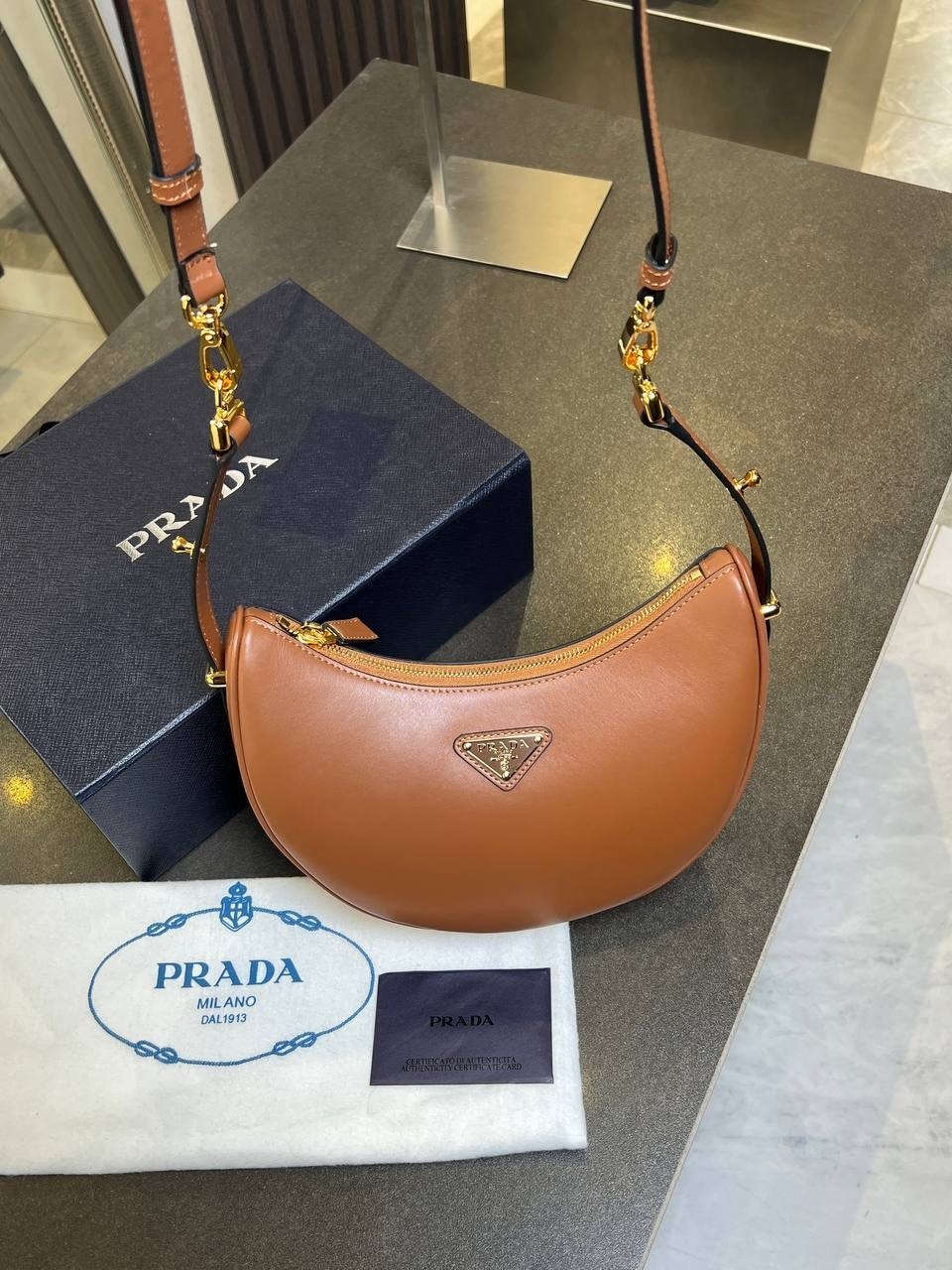 женская сумка prada,сумка prada,prada сумка на плечо,кожаная сумка через плечо prada arqué prada,сумка
