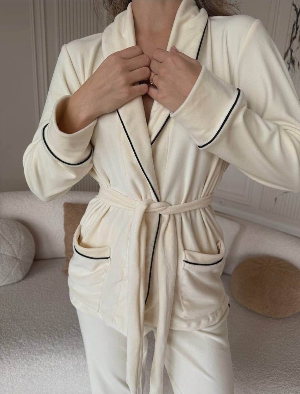 шелковый костюм в пижамном стиле,шелковый костюм в пижамном стиле белый,пижама шелковая домашний костюм,пижама костюм домашний,пижама костюм для дома
